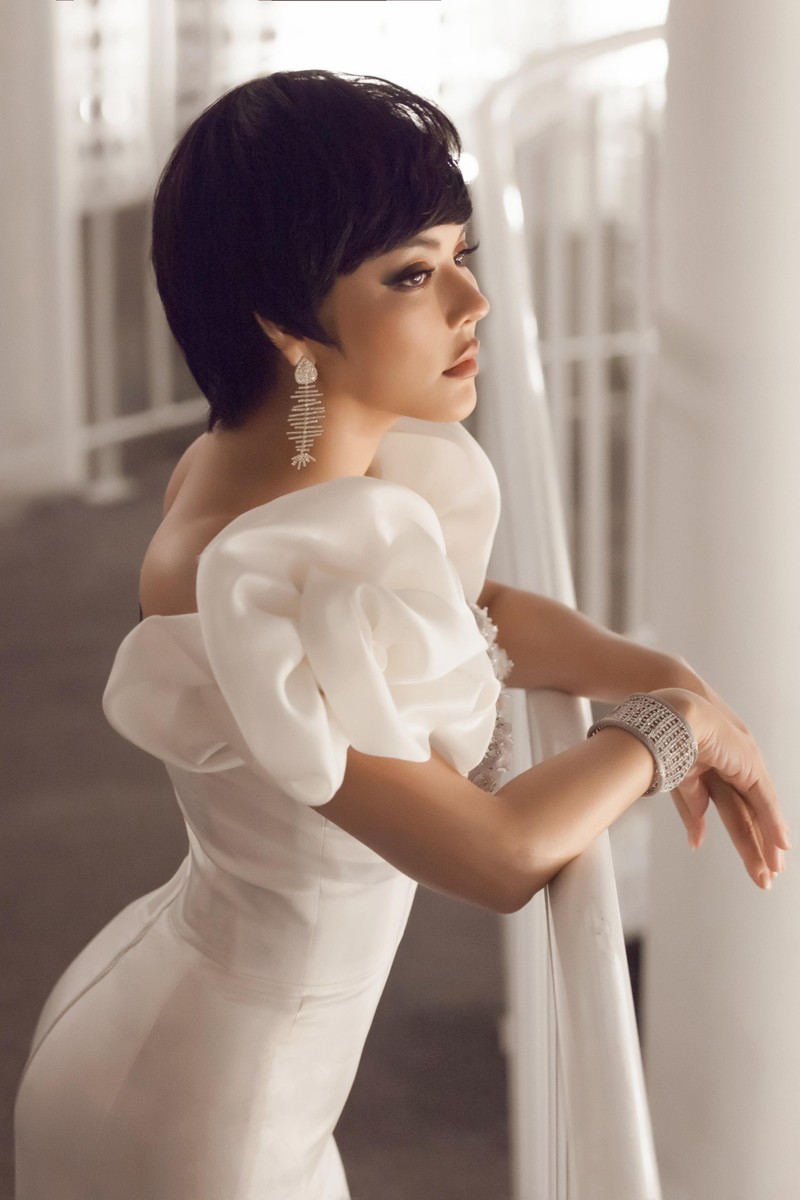 Trang phục được NTK Đỗ Long thiết kế riêng cho Lý Nhã Kỳ từ 4 tháng trước 