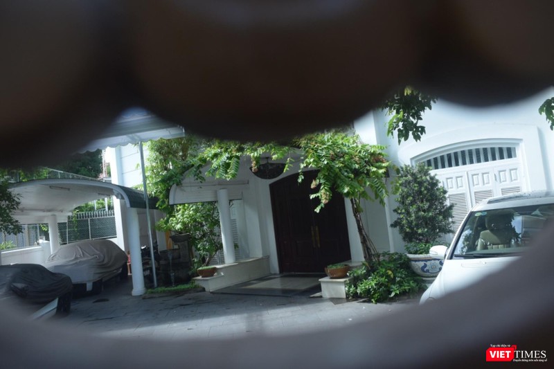 Ngôi biệt thự chỉ có bảo vệ trông coi vào ban đêm Ngôi biệt thự chỉ có bảo vệ trông coi vào ban đêm