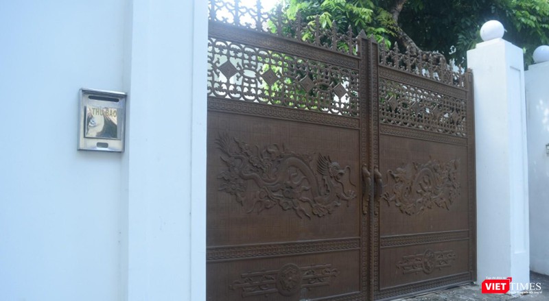 Cổng nhà bà Lê Hoàng Diệp Thảo đóng kín Cổng nhà bà Lê Hoàng Diệp Thảo đóng kín