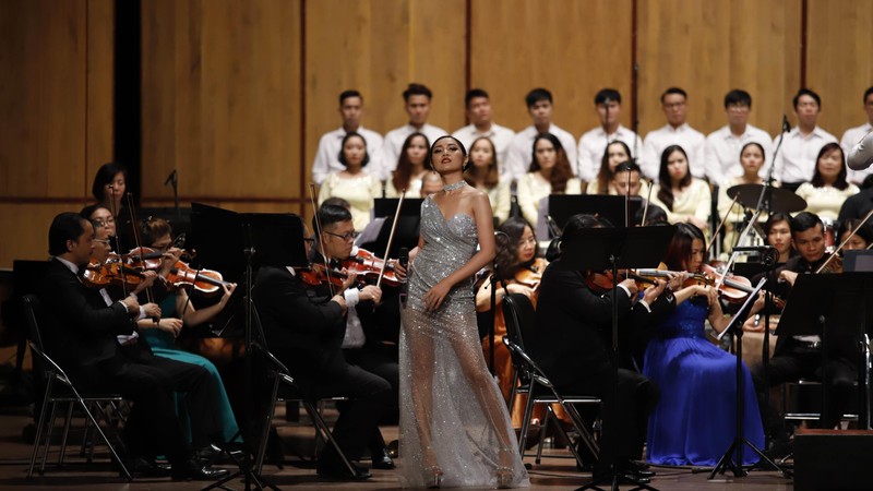 Ca sĩ Nguyễn Duyên Quỳnh trong vai Nữ hoàng