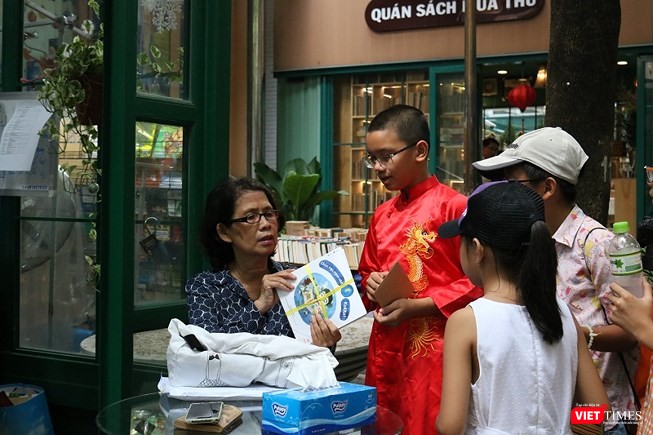 Các em nhỏ và TS. Quách Thu Nguyệt trong chương trình Tìm sách tặng bạn trên đường sách TP.HCM Các em nhỏ và TS. Quách Thu Nguyệt trong chương trình Tìm sách tặng bạn trên đường sách TP.HCM