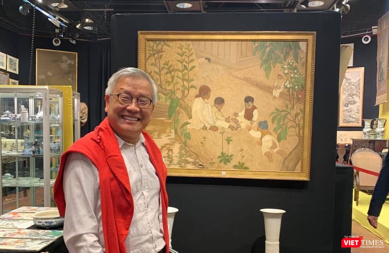 Nhà nghiên cứu Ngô Kim Khôi bên bức tranh của họa sĩ Lê Văn Đệ 