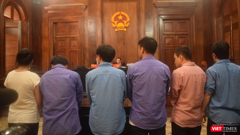 Bị cáo Vũ Thị Hồng Ngọc và các bị cáo Thanh, Sáng, Phong, trước tòa 