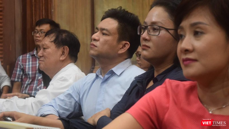 Bâc sĩ Chiêm Quốc Thái rất căng thẳng trong phiên tòa khi phải nhắc lại sự việc bị chém hồi tháng 3/2018