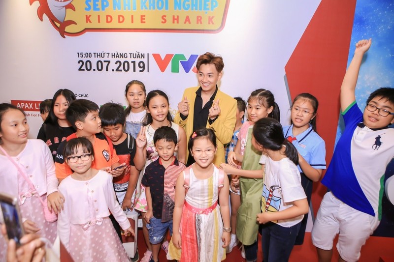 Ca sĩ - nhạc si Ngô Kiến Huy trong vòng vây của các thí sinh "Sếp nhí khởi nghiệp"