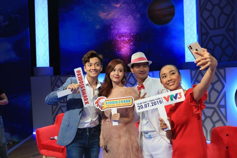 Ca sĩ Đoan Trang (áo đỏ), diễn viên Xuân Bắc (áo trắng), Midu trong dàn mentor