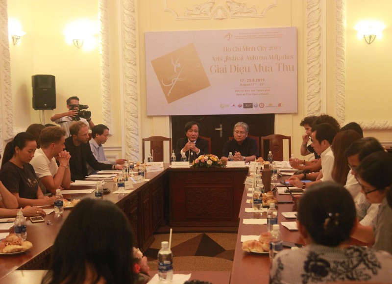 Nhạc trưởng Trần Vương Thạch và nhiều nghệ sĩ cùng có mặt tại buổi họp công bố chương trình chiều nay 23/7 Nhạc trưởng Trần Vương Thạch trả lời tại buổi họp báo chiều 23/7