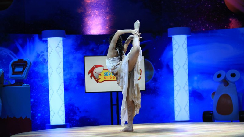 Vân Anh trong tiết mục múa “California Dreamin” (biên đạo Đình Lộc – Xuân Thảo)