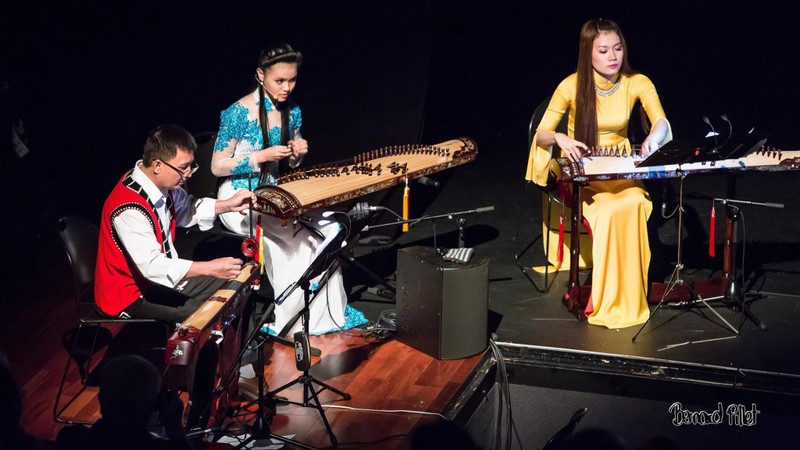 Một phân cảnh với dàn nhạc dân tộc trong vở opera ballet do Eric Digaud là đạo diễn Một phân cảnh với dàn nhạc dân tộc trong vở opera ballet do Eric Digaud là đạo diễn