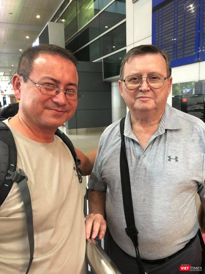 Đạo diễn Eric Digaud và cha Bill Coley hội ngộ tại sân bay Tân Sơn Nhất hôm 6/7 Đạo diễn Eric Digaud và cha Bill Coley hội ngộ tại sân bay Tân Sơn Nhất hôm 6/7