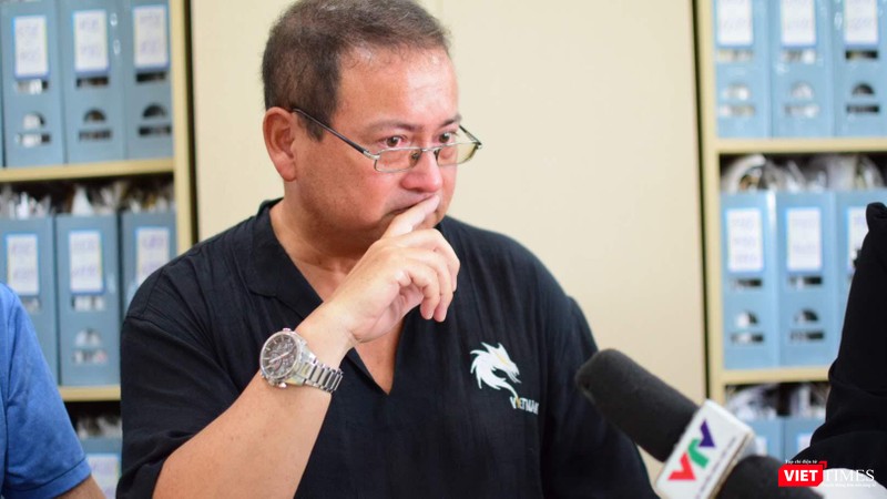 Đạo diễn Eric Digaud không thể kìm được nước mắt khi nhắc tới mẹ Đạo diễn Eric Digaud không thể kìm được nước mắt khi nhắc tới mẹ