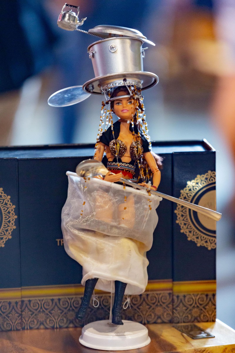 Nét độc đáo của trang phục "Càfe phin sữa đá" Nét độc đáo của trang phục