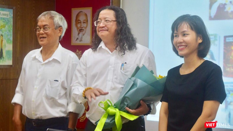 Từ phải qua: Nhà báo Quỳnh Nguyễn thay mặt gia đình tặng hoa tới ông Nguyễn Minh Nhựt, giám đốc NXB Trẻ nhân dịp ấn hành bộ truyện; nhà văn Nguyễn Đông Thức (ngoài cùng bìa trái) Từ phải qua: Nhà báo Quỳnh Nguyễn thay mặt gia đình tặng hoa tới ông Nguyễn Minh Nhựt, giám đốc NXB Trẻ nhân dịp ấn hành bộ truyện; nhà văn Nguyễn Đông Thức (ngoài cùng bìa trái)