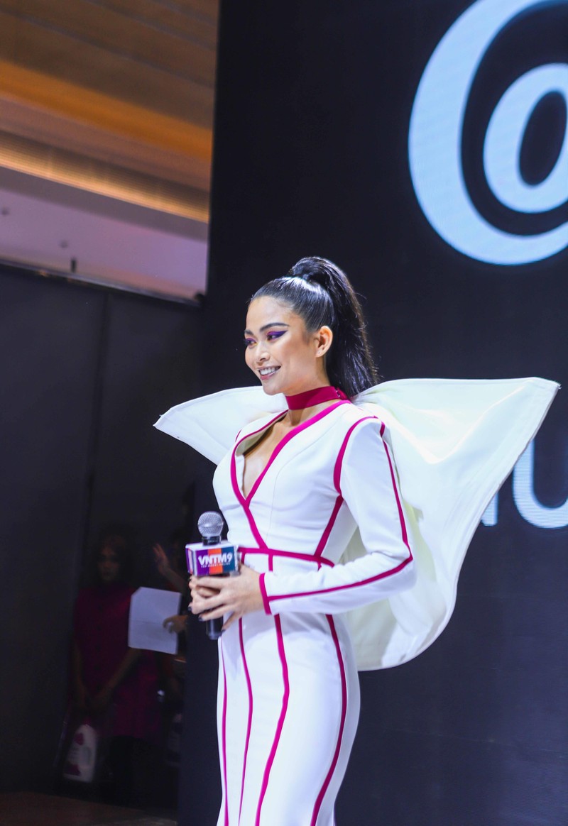 Người mẫu Mâu Thủy trong một bộ đồ khác Người mẫu Mâu Thủy trong một bộ đồ khác