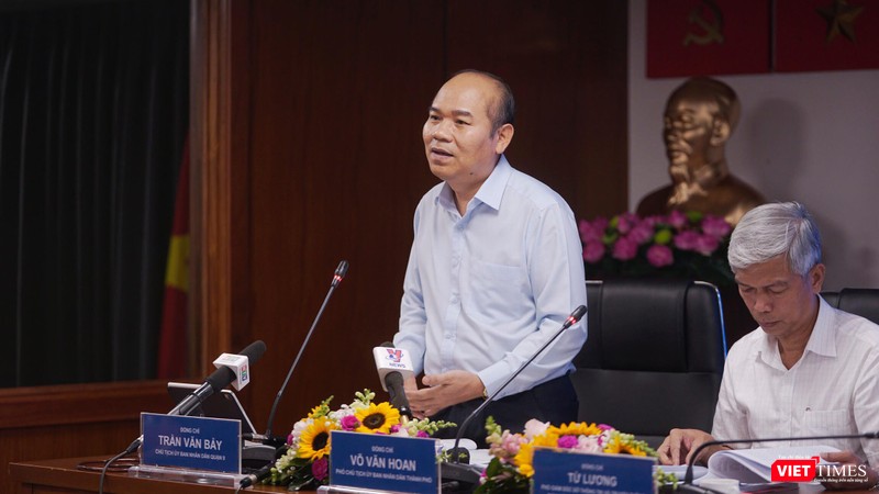 Ông Trần Văn Bảy - Chủ tịch UBND Quận 9 (người đứng phát biểu) Ông Trần Văn Bảy - Chủ tịch UBND Quận 9 (người đứng phát biểu)