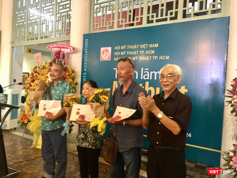 Họa sĩ Trần Khánh Chương (bên phải ảnh) tặng hoa cho các họa sĩ đoạt giải Họa sĩ Trần Khánh Chương (bên phải ảnh) tặng hoa cho các họa sĩ đoạt giải