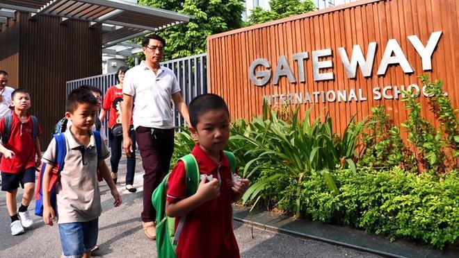 Đồng phục của trường Gate Way là áo thun màu đỏ 