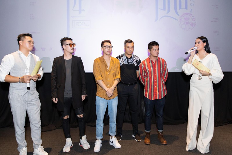 Khó có thể nói bộ trang phục này của Hoàng Thùy Linh là đẹp? Khó có thể nói bộ trang phục này của Hoàng Thùy Linh là đẹp?