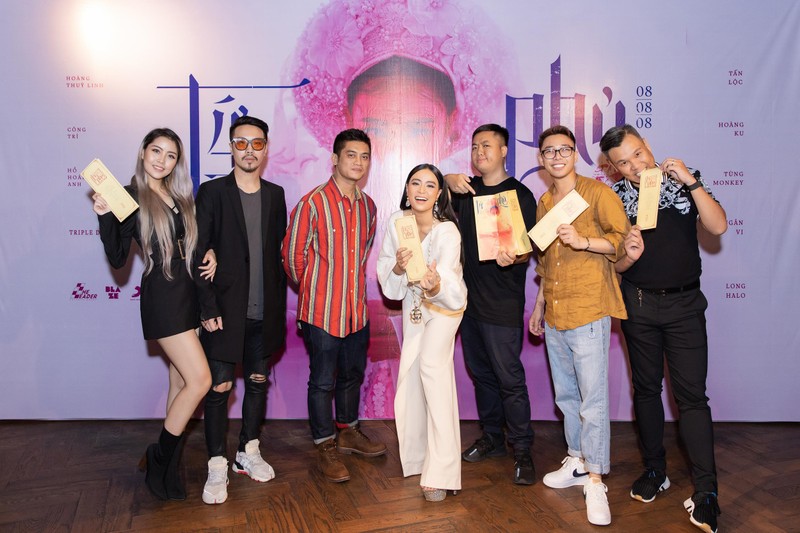 Nhóm sản xuất cầm trên tay những tờ "sớ" mang tự sự của Hoàng Thùy Linh Nhóm sản xuất cầm trên tay những tờ "sớ" mang tự sự của Hoàng Thùy Linh