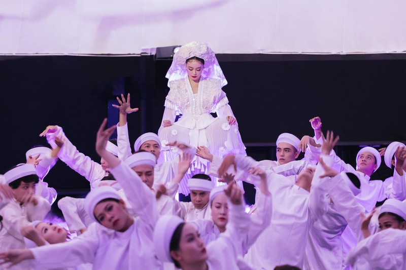 Hình ảnh trong MV "Tứ Phủ" nhiều liên quan tín ngưỡng tôn giáo thờ Mẫu Hình ảnh trong MV "Tứ Phủ" nhiều liên quan tín ngưỡng tôn giáo thờ Mẫu