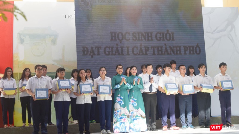 Cô hiệu trưởng Nguyễn Yến Trinh (trường Chuyên Lê Hồng Phong) trao bằng khen cho các em học sinh giỏi đạt Giải I cấp thành phố năm 2019 Cô hiệu trưởng Nguyễn Yến Trinh (trường Chuyên Lê Hồng Phong) trao bằng khen cho các em học sinh giỏi cấp thành phố năm 2019