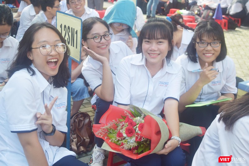 Những vòng tay bạn bè và nụ cười tỏa nắng trên sân trường của học sinh trường chuyên Lê Hồng Phong trong Lễ trưởng thành 2019 Những vòng tay bạn bè và nụ cười tỏa nắng trên sân trường của học sinh trường chuyên Lê Hồng Phong trong lễ trưởng thành 2019