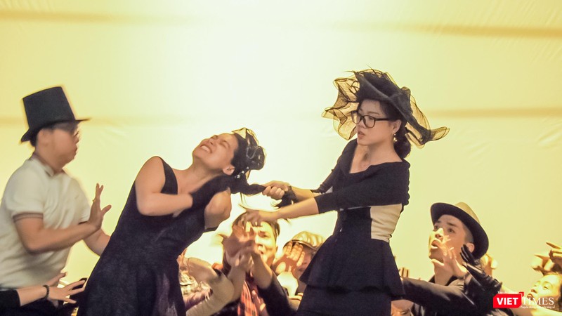 Các nghệ sĩ đang tập luyện để chuẩn bị cho vở diễn tối 17/8  