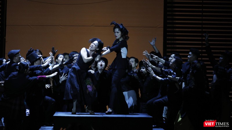 Phạm Khánh Ngọc và Phạm Duyên Huyền trong màn xung đột khiến kịch tính đẩy lên cao trào trong vở diễn