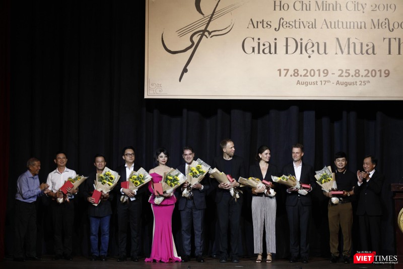 BTC tặng hoa ông Mpangi Otte - Viện trưởng Viện Goethe TP.HCM và các đạo diễn David Hermann, Anna Weber và các nghệ sĩ tham gia Liên hoan