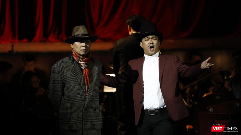 Nghệ sĩ Phan Hữu Trung Kiệt (bên trái) trong vai thám tử M và Trần Thanh Nam vai Giám đốc Nhà hát trong vở diễn "Yesterday's Memory"