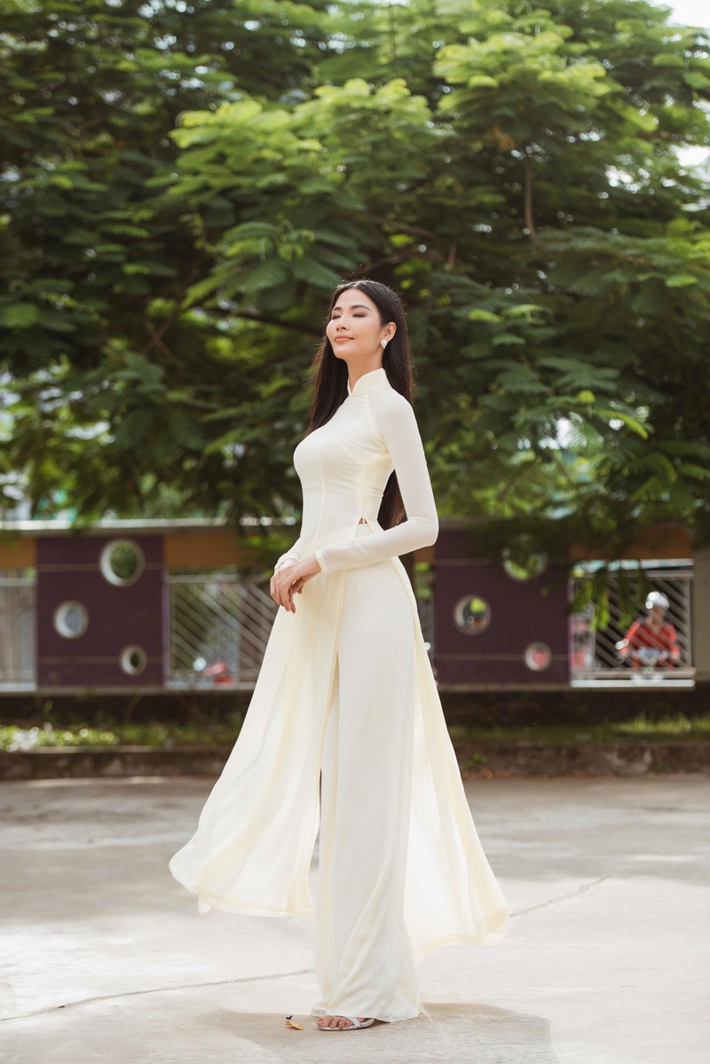 Á hậu Hoàng Thùy hóa thân thành nữ sinh Á hậu Hoàng Thùy hóa thân thành nữ sinh