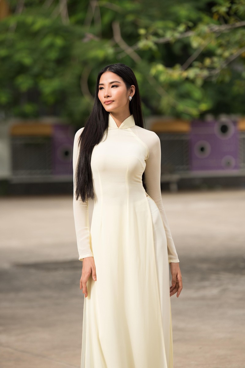Á hậu Hoàng Thùy với nét đẹp dịu dàng trong trẻo trong tà áo giản dị Á hậu Hoàng Thùy với nét đẹp dịu dàng trong trẻo trong tà áo giản dị