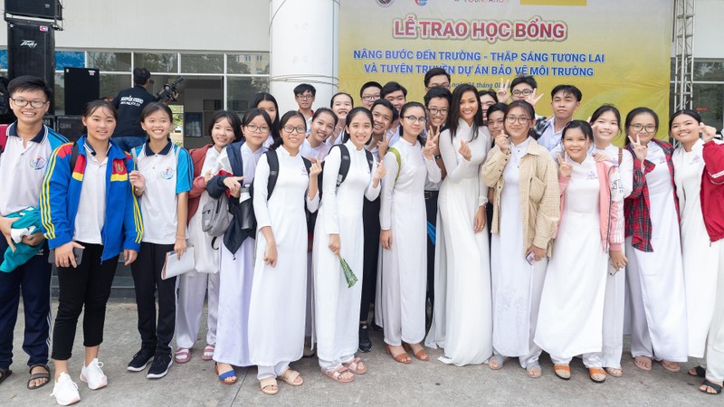 Các em học sinh quây xung quanh Hoa hậu H'Hen Niê Các em học sinh quây xung quanh Hoa hậu H'Hen Niê