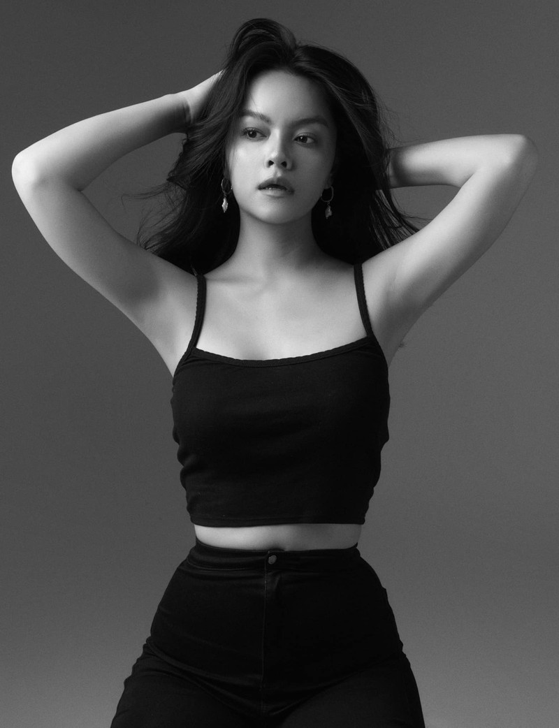 Người đẹp hát dùng tông màu đen trắng để vạch một đường ranh giới với quá khứ? 