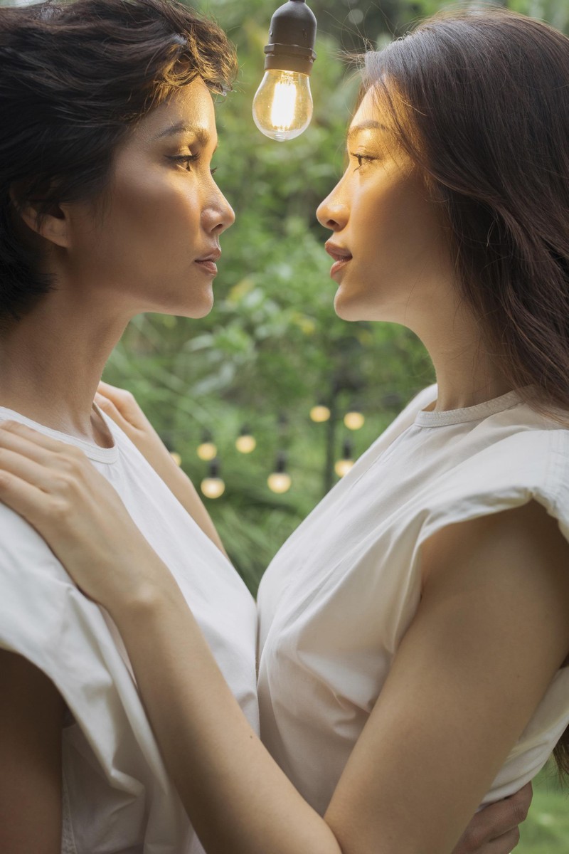 Concept khá lạ của bộ ảnh bắt trọn vẻ đẹp thanh xuân của hoa hậu và á hậu