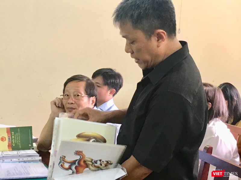 Họa sĩ Lê Linh trình bày trước HĐXX, ông Nguyễn Vân Nam (đại diện Công ty Phan Thị) bên trái ảnh Họa sĩ Lê Linh trình bày trước HĐXX, ông Nguyễn Vân Nam (đại diện Công ty Phan Thị) bên trái ảnh