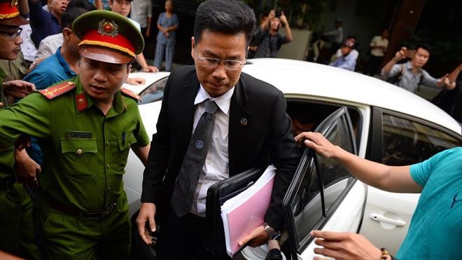 Luật sư Trần Bá Học mỗi lần đến tham dự phiên tòa cũng ở giữa vòng vây (Ảnh: Thuận Thắng) Luật sư Trần Bá Học mỗi lần đến tham dự phiên tòa cũng ở giữa vòng vây của sự chú ý (Ảnh: Thuận Thắng)