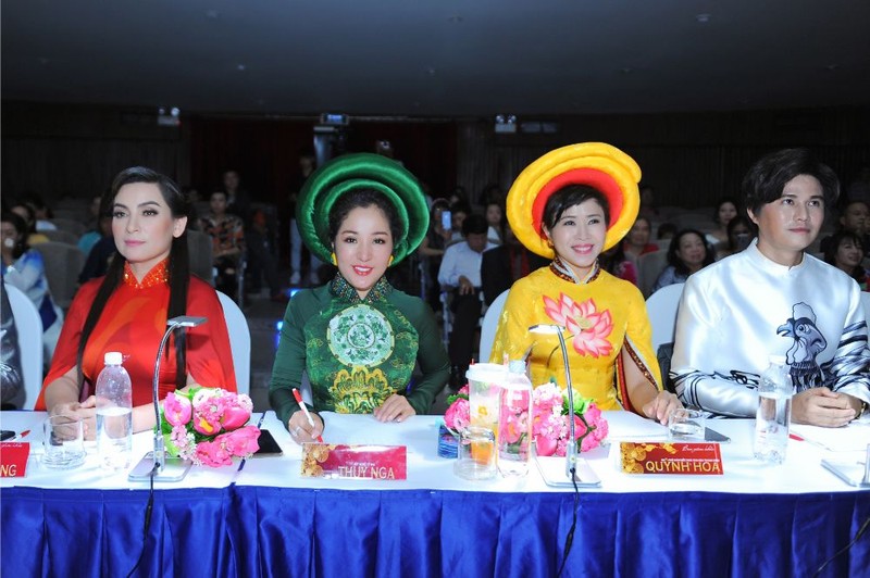 Trưởng BGK - MC Quỳnh Hoa, thành viên BGK: nghệ sĩ hài Thúy Nga, ca sĩ Phi Nhung