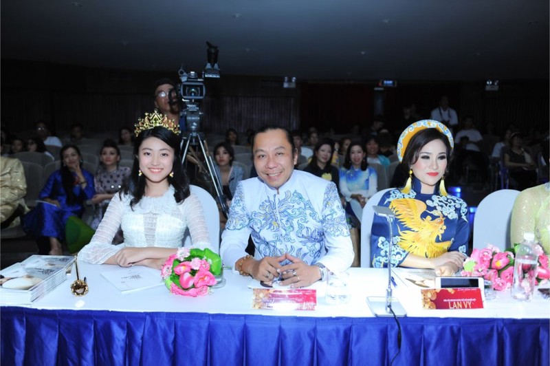 Đại sứ Áo dài bảng Thiếu nhi Vũ Trần Bảo Nguyên tại chương trình chung kết và vinh danh bảng Quý bà