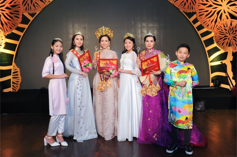 Ba Đại sứ Áo dài bảng Quý bà và 3 Đại sứ Áo dài bảng Thiếu nhi chụp ảnh lưu niệm cuối chương trình