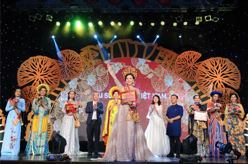 Trương An Xinh giành giải quán quân của mùa đầu tiên Đại sứ Áo dài bảng Quý bà