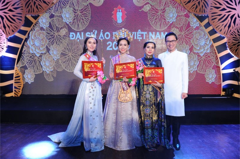 Quý bà Trương An Xinh đội vương miện 1 tỷ đồng trong lễ đăng quang