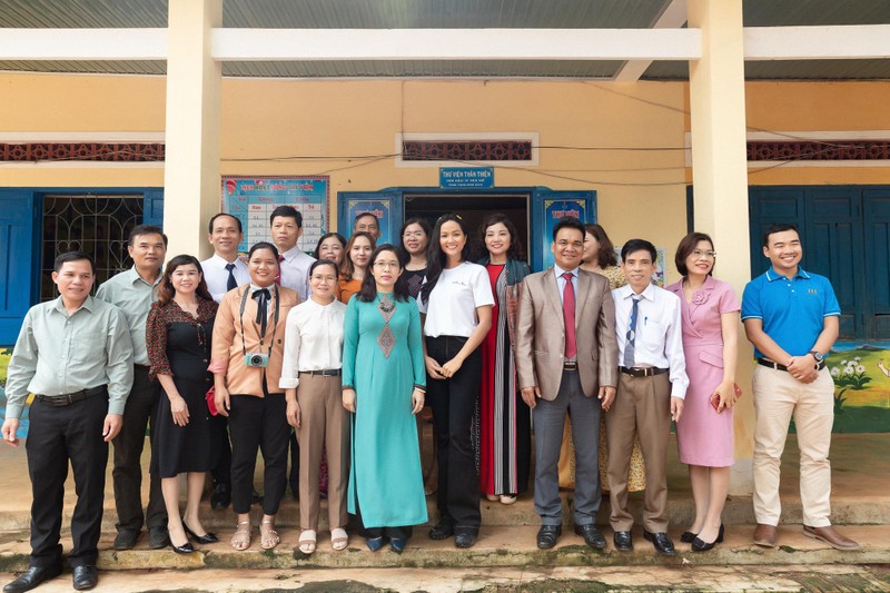 Thầy cô giáo trường Tiểu học Lê Thị Hồng Gấm chụp hình lưu niệm cùng hoa hậu Thầy cô giáo trường Tiểu học Lê Thị Hồng Gấm chụp hình lưu niệm cùng hoa hậu