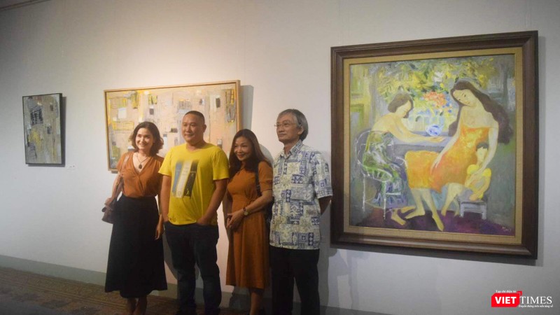 Nhiều người yêu tranh, bạn bè, nhà sưu tập đến chúc mừng, chụp ảnh cùng họa sĩ Nguyễn Minh bên cạnh bức tranh "Hạnh phúc" mang đặc thù phong cách sáng tác của họa sĩ này