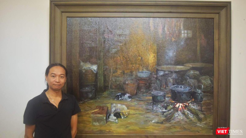 Họa sĩ Bùi Văn Tuất bên tác phẩm 