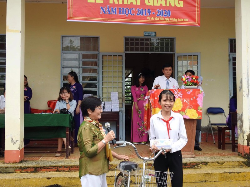 Nhà văn cho biết tại trường Vĩnh Viễn 2 chỉ có 2 lớp 9 và bạn gái này nhà nghèo nhưng học rất giỏi Nhà văn cho biết tại trường Vĩnh Viễn 2 chỉ có 2 lớp 9 và bạn gái này nhà nghèo nhưng học rất giỏi