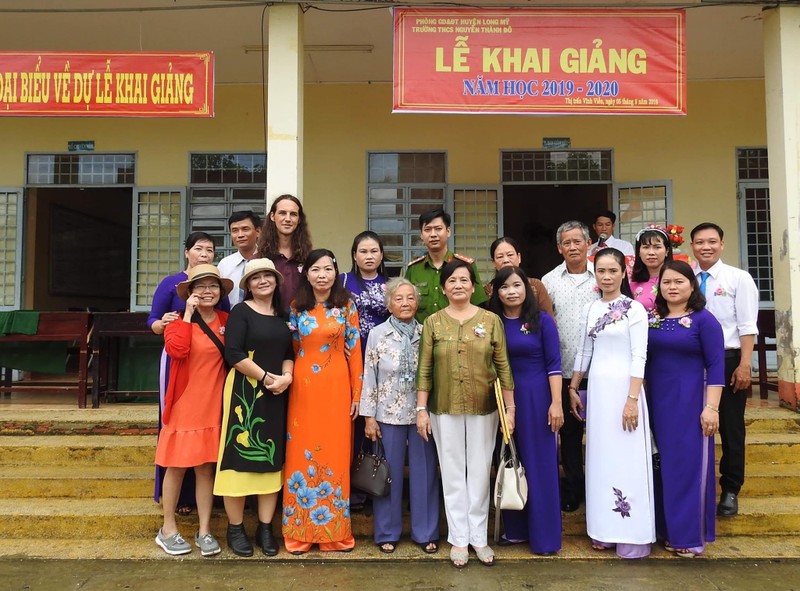 Các nhà văn, nhà thơ chụp hình lưu niệm cùng thầy cô Các nhà văn, nhà thơ chụp hình lưu niệm cùng thầy cô