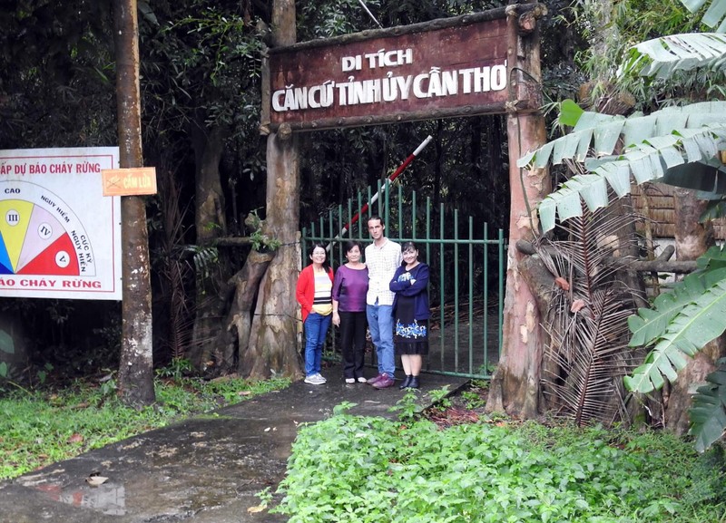 Nhà văn Dạ Ngân, nhà thơ người Mỹ Paul Christiansen, nhà văn Thu Trân, Đào Thị Thanh Tuyền vào thăm di tích căn cứ Tỉnh ủy Cần Thơ Nhà văn Dạ Ngân, nhà thơ người Mỹ Paul Christiansen, nhà văn Thu Trân, Đào Thị Thanh Tuyền vào thăm di tích căn cứ Tỉnh ủy Cần Thơ