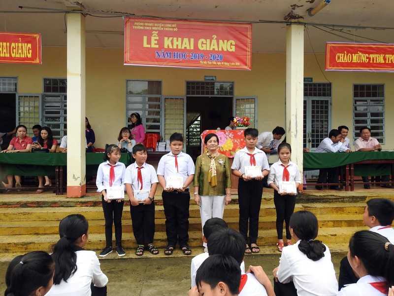 Nhà văn Dạ Ngân bắt đầu khởi động hành trình trao tặng học bổng tới học sinh nghèo Nhà văn Dạ Ngân bắt đầu khởi động hành trình trao tặng học bổng tới học sinh nghèo