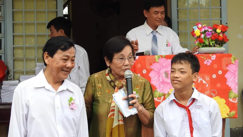 Nhà văn trao sổ tiết kiệm cho em học sinh nghèo học giỏi nhưng gặp vấn đề về sức khỏe Nhà văn trao sổ tiết kiệm cho em học sinh nghèo học giỏi nhưng gặp vấn đề về sức khỏe